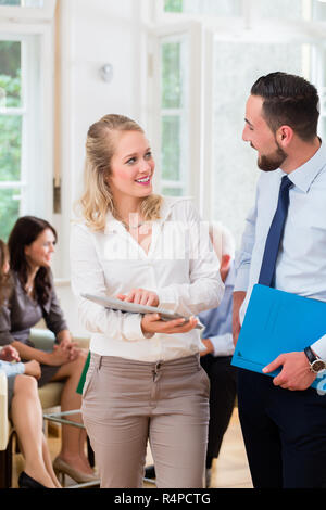 La gente di affari in ufficio avente sale riunioni Foto Stock