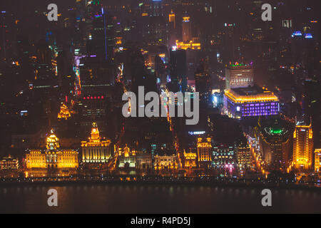 Super bello ampio angolo di notte vista aerea di Shanghai in Cina con Waitan, il Bund e il paesaggio al di là della città, vista dal ponte di osservazione di O Foto Stock