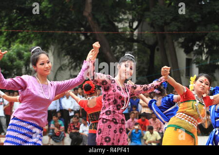 Gli artisti interpreti o esecutori tribali che indossano il costume tradizionale ed eseguendo una danza tradizionale presso la centrale di Shaheed Minar a Dhaka sulla marcatura della International Da Foto Stock