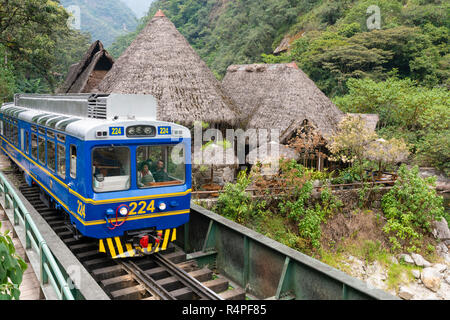 Il Perù Rail arrivando in treno a Machu Picchu Station Foto Stock