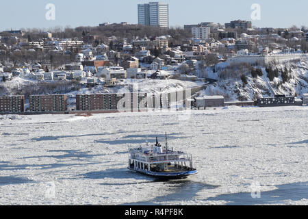 Un traghetto in partenza dalla città di Quebec viaggia attraverso ghiaccio congelato fino a Levis Foto Stock