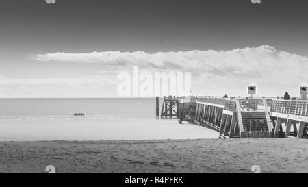 Pontile in legno che si affacciano sull'oceano in misto meteo. Foto Stock