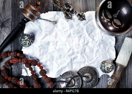 Singing Bowl, grani di preghiera e di meditazione campane Foto stock - Alamy