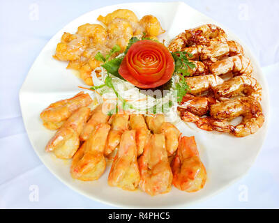 Gamberi fritti con insalata di cavolo sul piatto bianco Foto Stock