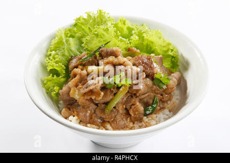 Riso fritto in padella con carne di maiale e di lattuga su sfondo bianco Foto Stock