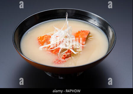 Zuppa di granchio con la cipolla nel recipiente nero Foto Stock