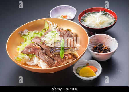 Ciotola di riso con bistecca di manzo, la lattuga e la minestra in stile giapponese Foto Stock