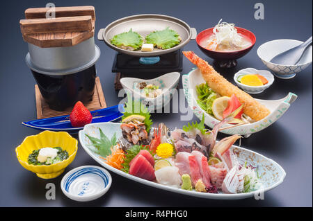 Giapponese pasto speciale con sushi di tonno e gamberetti, shell, frittura di pesce e la zuppa di alghe marine Foto Stock