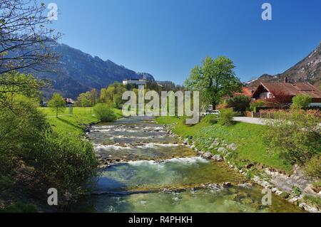 Vista del prien e Castello Hohenaschau,aschau im,priental chiemgau,oberbayern,Germania meridionale Foto Stock