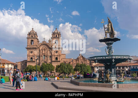 Le persone in visita a Plaza de Armas a Cusco Foto Stock