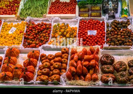 Famoso mercato la Boqueria con frutta e verdura in Barcellona,u200BU200bspain Foto Stock