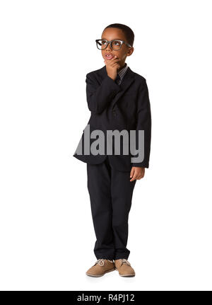 Elegante poco riflessivo ragazzo con gli occhiali in business suit. Studio shot. Ragazzo che pongono a piena lunghezza corpo Foto Stock