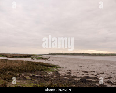 La bassa marea estate cielo nightfall nuvole grigio umore e rossi con il fiume che attraversa in wivenhoe ESSEX REGNO UNITO Inghilterra Foto Stock