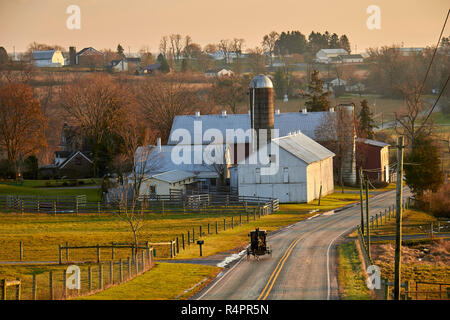 In Pennsylvania Dutch Country, un vecchio ordine mennonita buggy su una strada vicino a New Holland, Lancaster County Foto Stock