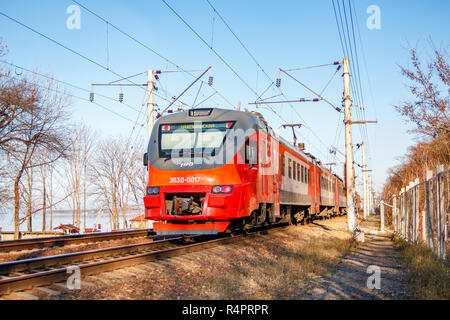 VLADIVOSTOK, RUSSIA - 20 ottobre 2018: un moderno treno elettrico unità multiple EP3D. Era di servire le visite degli ospiti di partite di calcio della wor Foto Stock