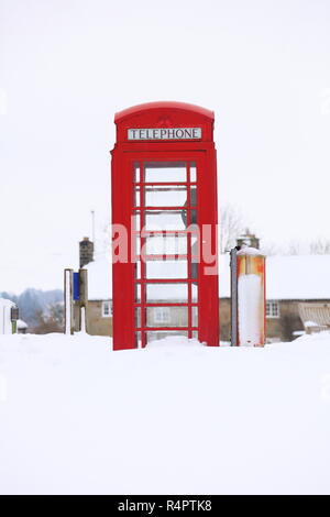 Un K8 Telefono Rosso Box coperto di neve a Goathland,North Yorkshire Foto Stock