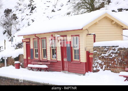 Il negozio di articoli da regalo e ladies room sulla piattaforma a Goathland stazione sulla North Yorkshire Moors Railway. Foto Stock