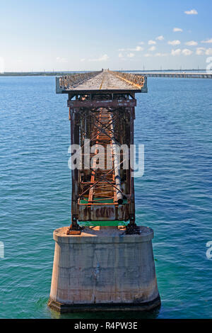 Abbandonata la sezione della Overseas Highway vicino a Bahia Honda State Park Foto Stock