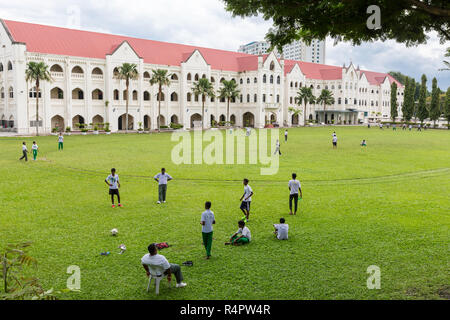 Gli studenti la pratica di atletica leggera, la parrocchia di San Michele Istituzione, fondata 1912. Ipoh, Malaysia. Foto Stock