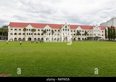 Gli studenti la pratica di atletica leggera, la parrocchia di San Michele Istituzione, fondata 1912. Ipoh, Malaysia. Foto Stock