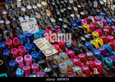 Orologi in vendita durante le ore notturne il Mercato delle Pulci, Ipoh, Malaysia. Foto Stock