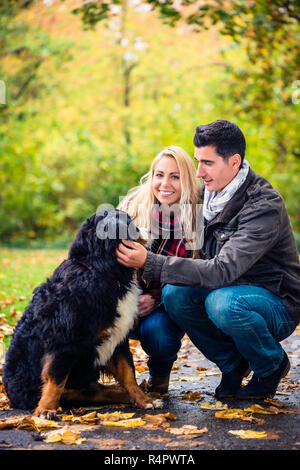 Giovane con cane godendo di autunno in natura Foto Stock