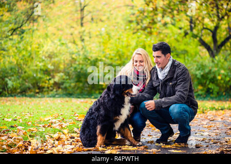 Giovane con cane godendo di autunno in natura Foto Stock