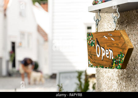 Aprire un cartello in legno appesi ad un muro esterno di una caffetteria nel centro della città di Stavanger Foto Stock