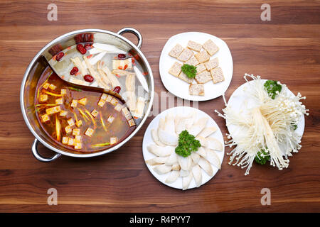 Preparati hot pot di fungo con stile double sul tavolo Foto Stock