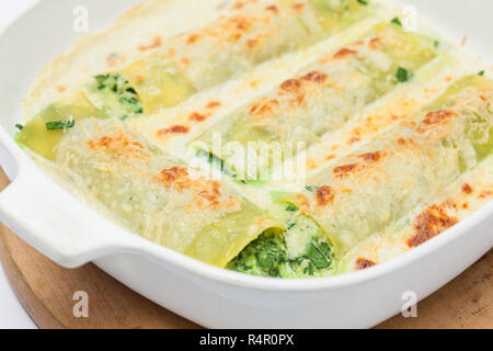 Appena cotti gli spinaci e formaggio cannelloni Foto Stock