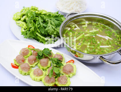 Preparati hot pot di pesce palla con melone amaro sul piatto bianco Foto Stock