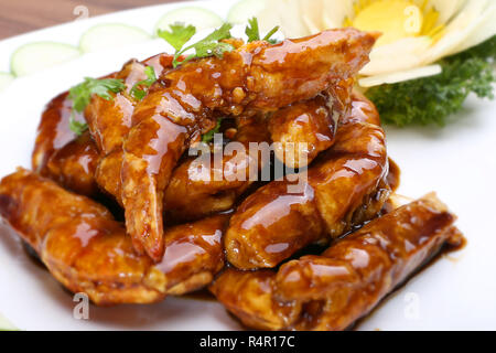 Gamberi saltati con salsa di soyal sul piatto bianco Foto Stock