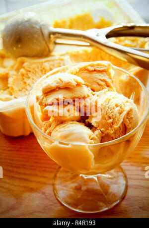 Caramel ice cream in vetro sul tavolo Foto Stock