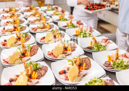 Sacco di antipasti e piatti di cibo Foto Stock