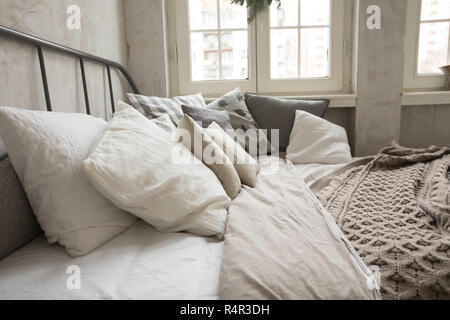 Cuscini sul letto confortevole Foto Stock