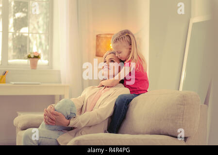 Bella ragazza allegra di trascorrere del tempo con la sua madre Foto Stock
