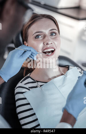 Close up dei maschi di mani che holding strumento medicale Foto Stock