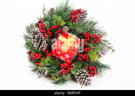 Ghirlanda di Natale fatto di ricerca naturalistica rami di pino decorati con frutti di bosco invernale e pigne Foto Stock