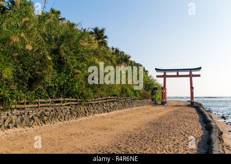 Red Torii di Sacrario Aoshima Foto Stock