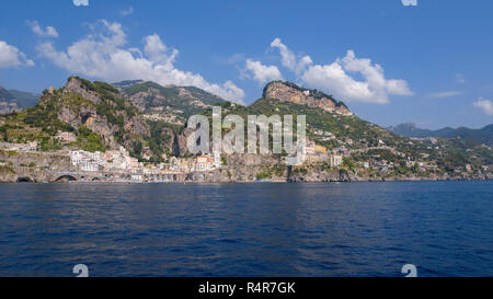 Vista panoramica di atrani cittadina sulla costa amafli Foto Stock