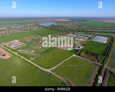 Paesaggio rurale. Vista da sopra. All'orizzonte non vi è un allevamento di polli, un campo, foresta cinghie e un fiume Foto Stock