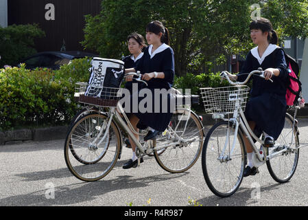 Studentesse equitazione biciclette Giappone Foto Stock