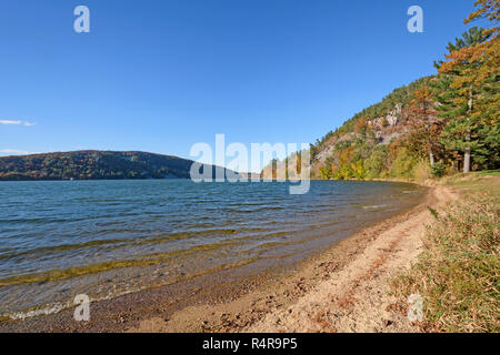 I colori dell'Autunno lungo una tranquilla Lakeshore Foto Stock