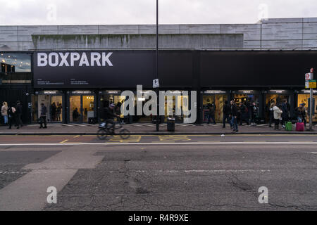 In Boxpark Shoreditch London, un cibo e lo shopping mall realizzato da nuovamente montato in contenitori di spedizione Foto Stock