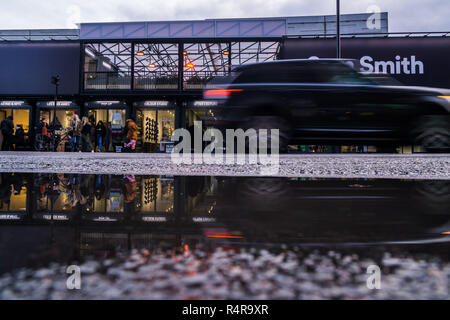 In Boxpark Shoreditch London, un cibo e lo shopping mall realizzato da nuovamente montato in contenitori di spedizione Foto Stock