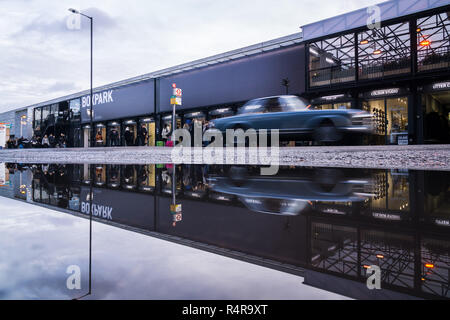 In Boxpark Shoreditch London, un cibo e lo shopping mall realizzato da nuovamente montato in contenitori di spedizione Foto Stock