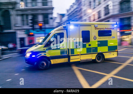 Un ambulanza di Londra in una chiamata in città Foto Stock