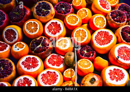 Composizione con frutti sulla strada del mercato in stallo Foto Stock
