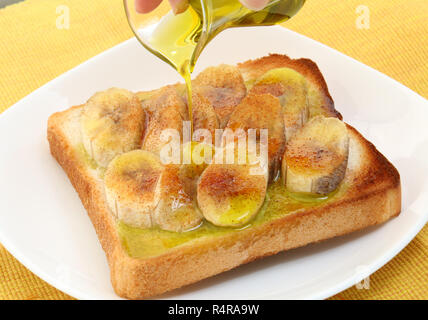 Banane fritte sandwich sul piatto bianco Foto Stock