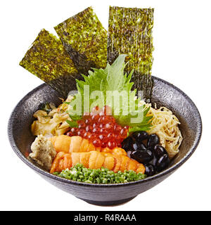 Ciotola ramen di uovo rosso, cipolla e ricci di mare uovo Foto Stock